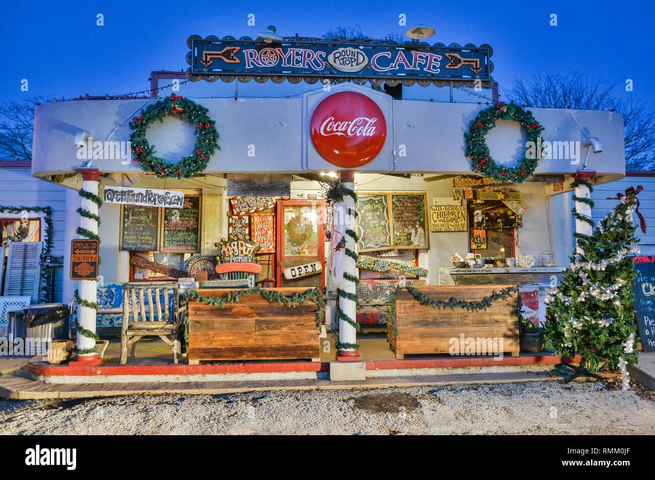 Round Top, Texas, Stati Uniti d'America - 27 dicembre 2016. Vista esterna del Royers Cafe a testa tonda, TX, di notte. Foto Stock