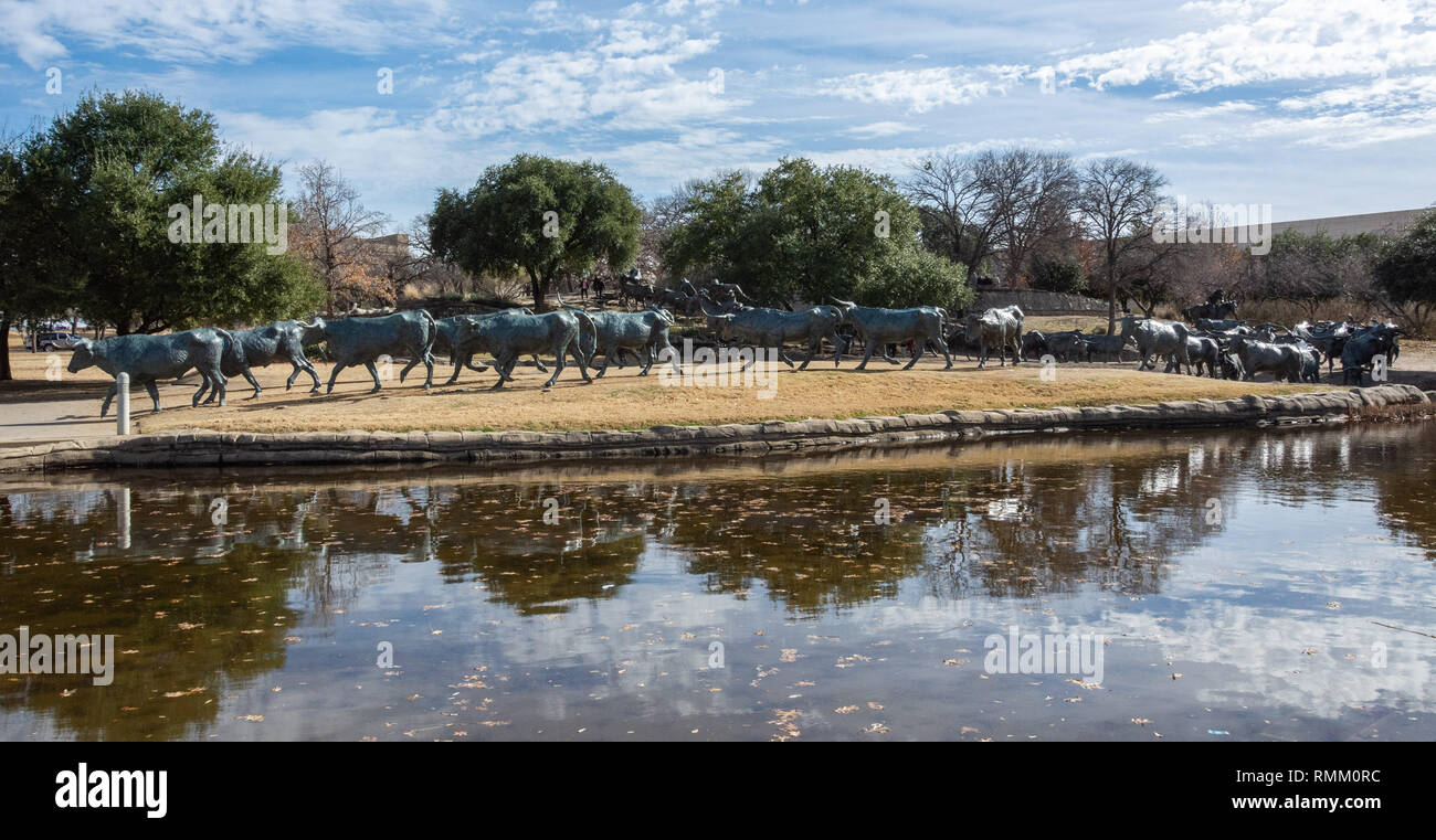 Dallas, Texas, Stati Uniti d'America - 31 dicembre 2016. Il monumento in bronzo di 40 più grandi di quelle reali longhorns in Pioneer Plaza a Dallas, TX. Design Foto Stock