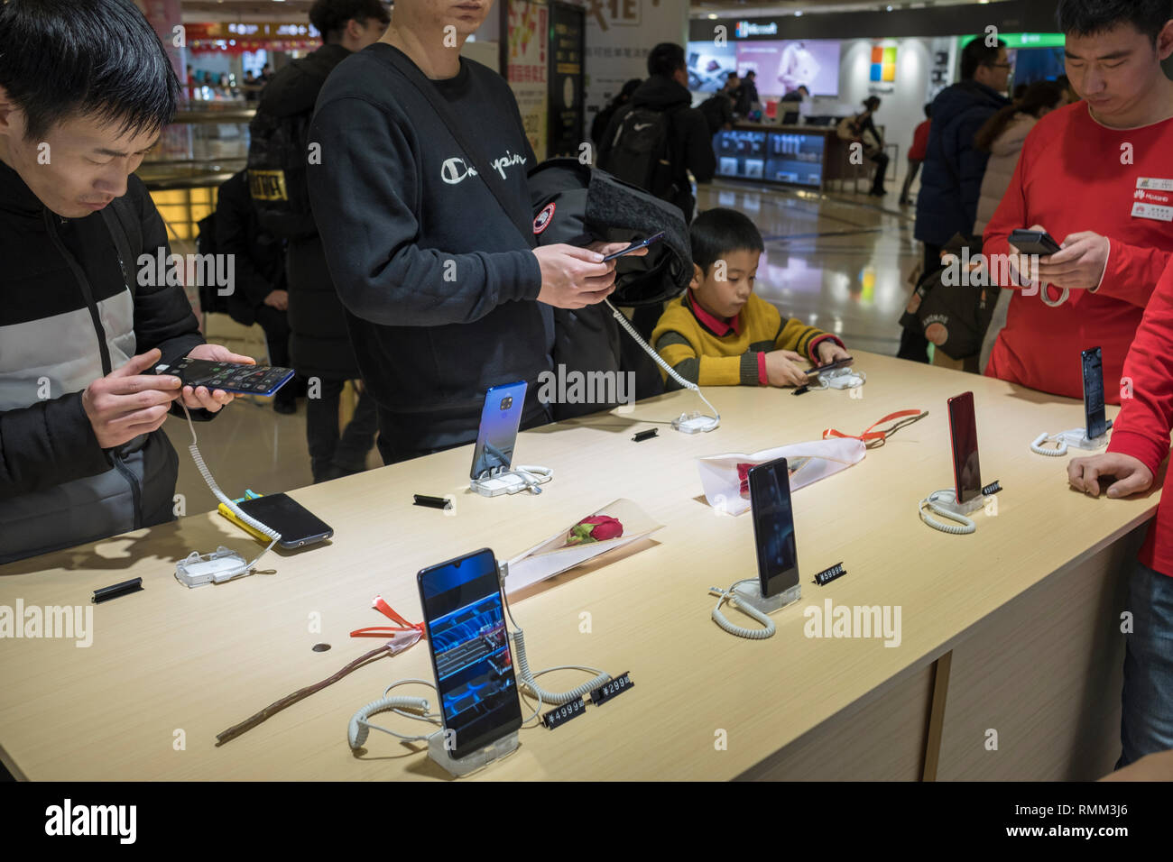 I visitatori di provare i prodotti in un negozio Huawei a Pechino in Cina. 14-Feb-2019 Foto Stock
