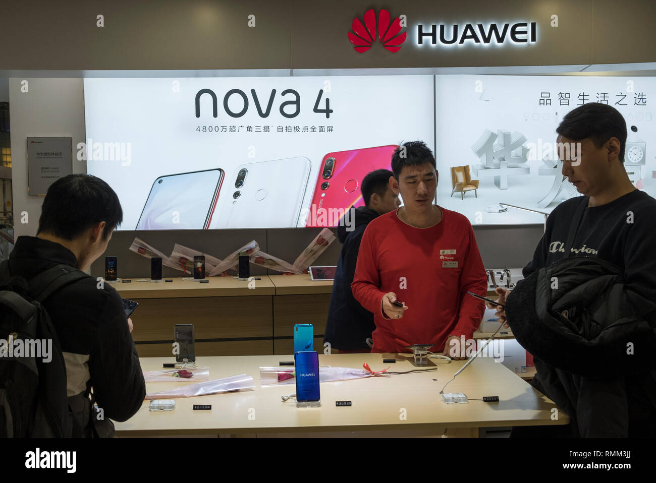 I visitatori di provare i prodotti in un negozio Huawei a Pechino in Cina. 14-Feb-2019 Foto Stock