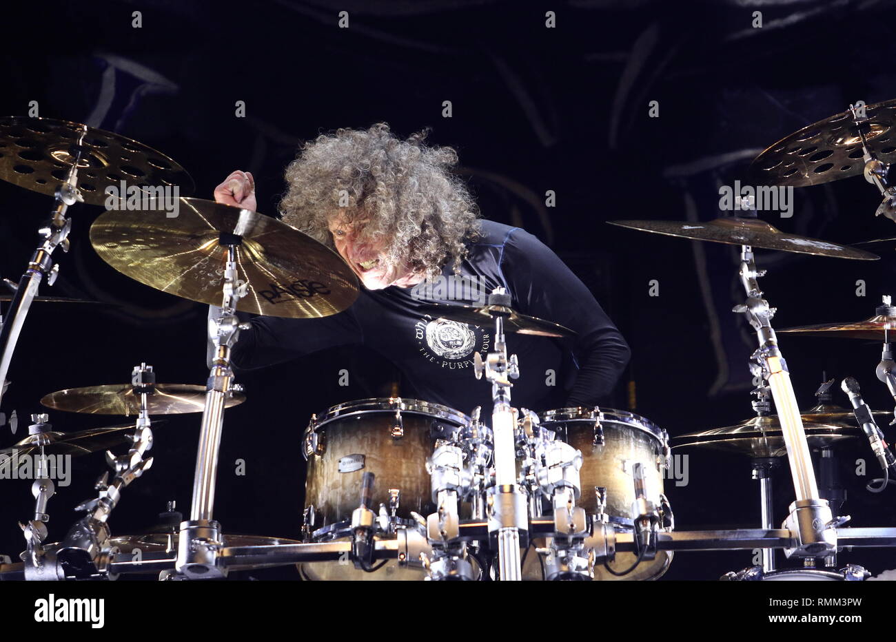 Il batterista Tommy Aldridge è mostrato esibirsi sul palco durante un 'live' aspetto di concerto con Whitesnake. Foto Stock
