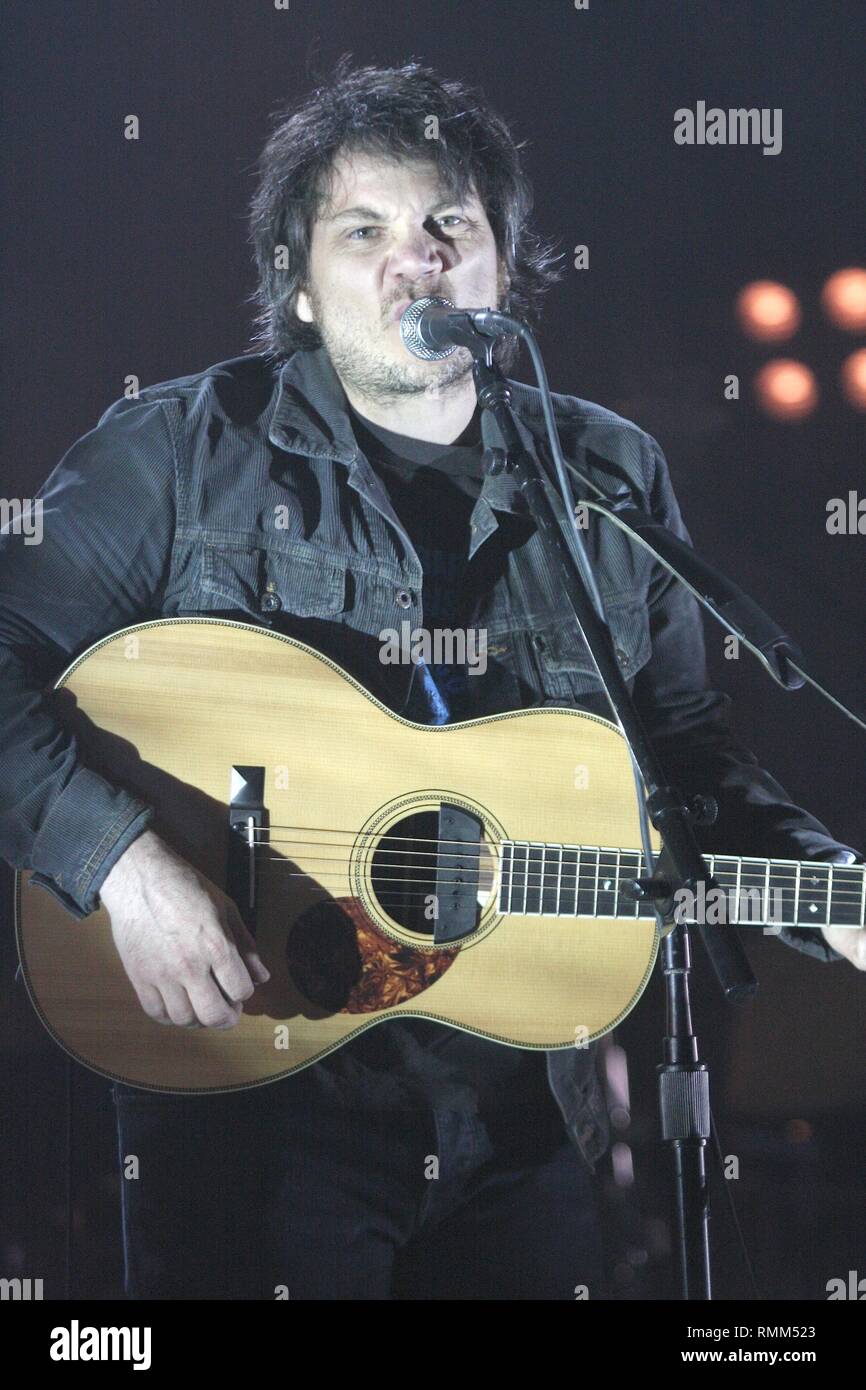Cantante, compositore e chitarrista Jeff Tweedy della band alternative rock Wilco è mostrato esibirsi sul palco durante un 'live' aspetto di concerto. Foto Stock