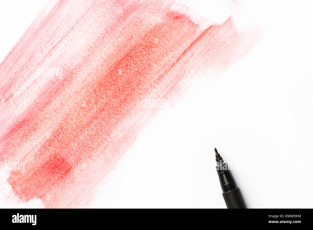 Rosa rosso Crimson acquerello pennello lungo tratti sul libro bianco sullo sfondo. Pigmento nero fineliner penna. Biglietto di auguri poster banner te segnaposto Foto Stock