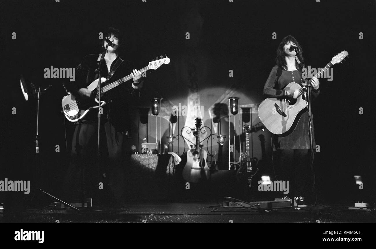 La sorella di Wilson, Ann (l) e Nancy (r) sono mostrati esibirsi sul palco durante un 'live' aspetto di concerto. Foto Stock