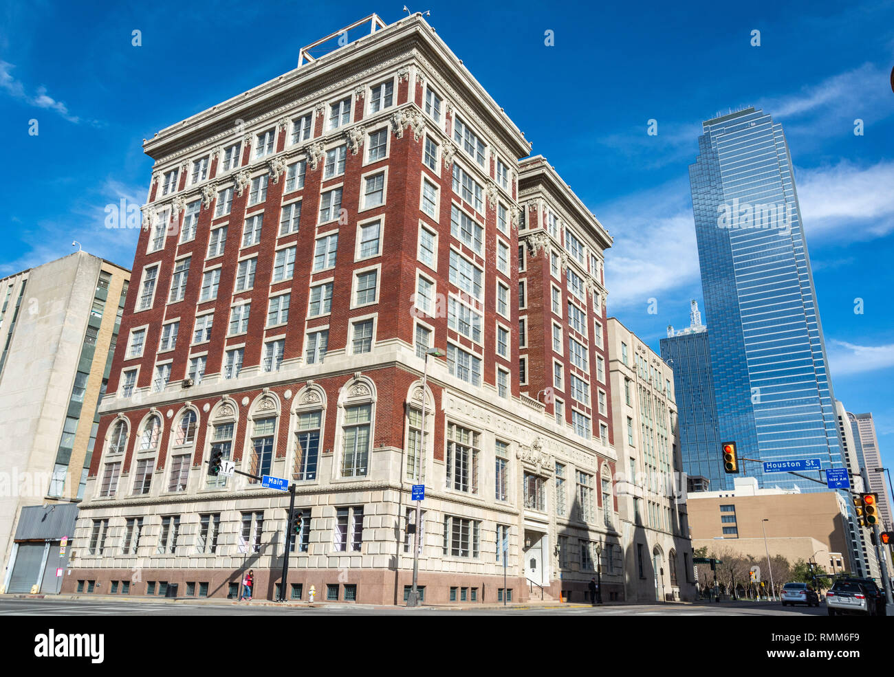 Dallas, Texas, Stati Uniti d'America - 31 dicembre 2016. Street view nel centro di Dallas, TX, all'intersezione di Main St e S Houston St, con Foto Stock