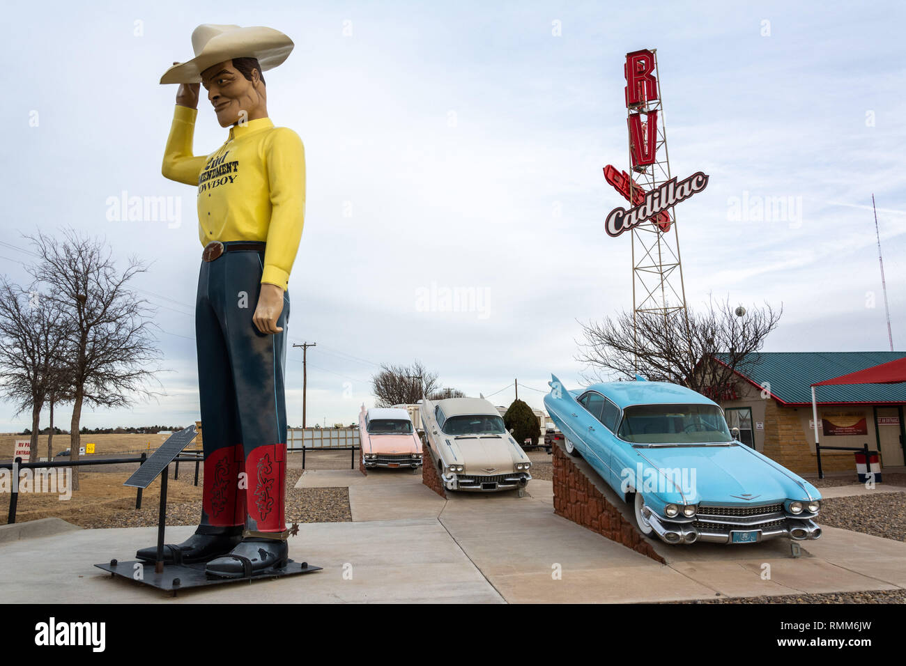 Amarillo, Texas, Stati Uniti d'America - 2 gennaio 2017. Vista esterna del museo di RV in Amarillo, TX con le automobili e statua. Foto Stock