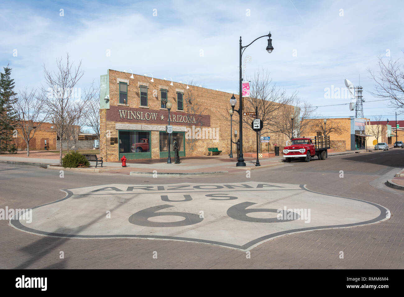 Winslow, Arizona, Stati Uniti d'America - Gennaio 4, 2017. Standin' all'angolo Park in Winslow, AZ, con statua, edificio storico, murales, Rout Foto Stock