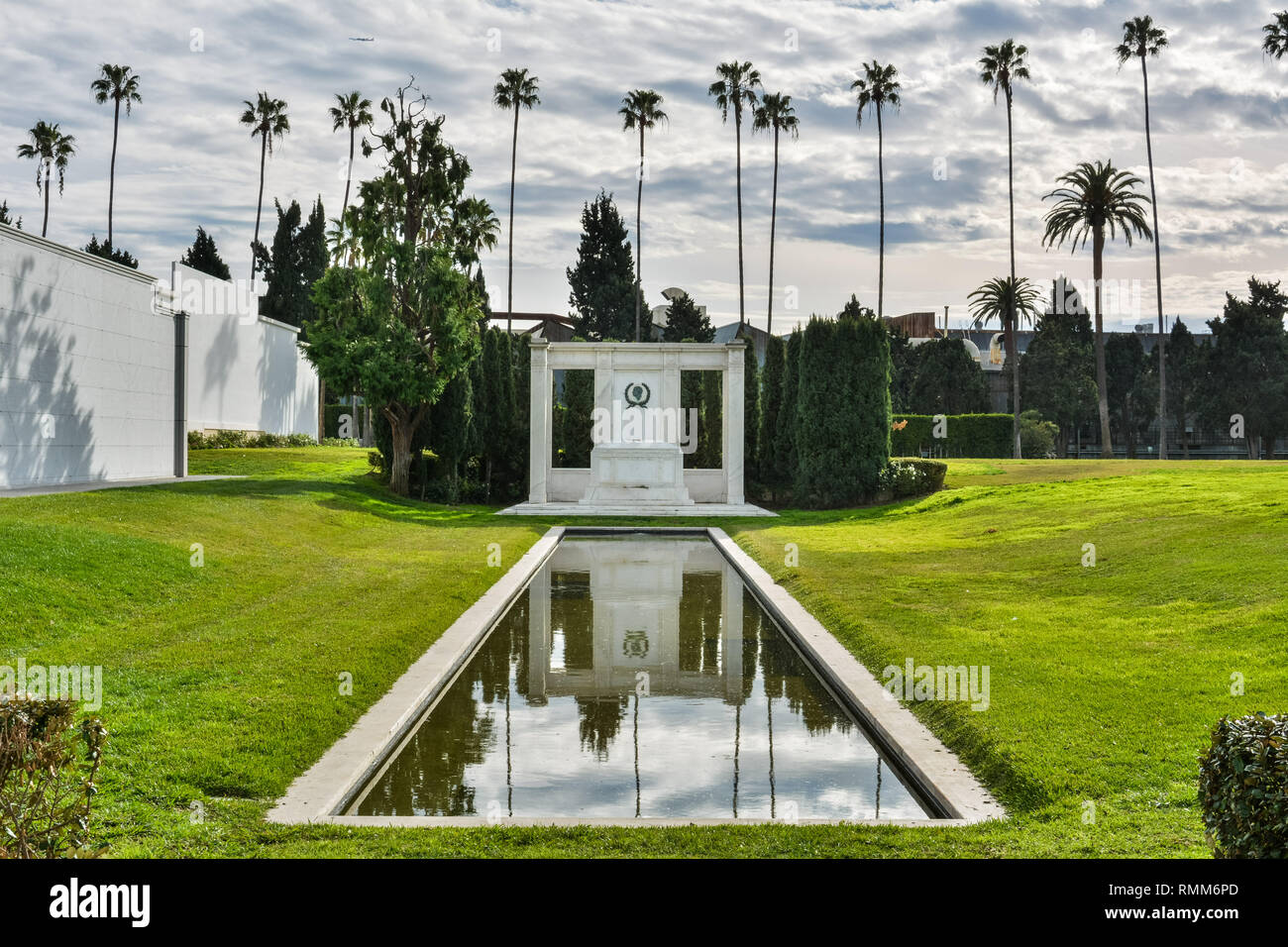 Los Angeles, California, Stati Uniti d'America - 7 gennaio 2017. Tomba di attori Douglas Fairbanks Sr e Jr, a Hollywood Forever Cemetery in basso Foto Stock