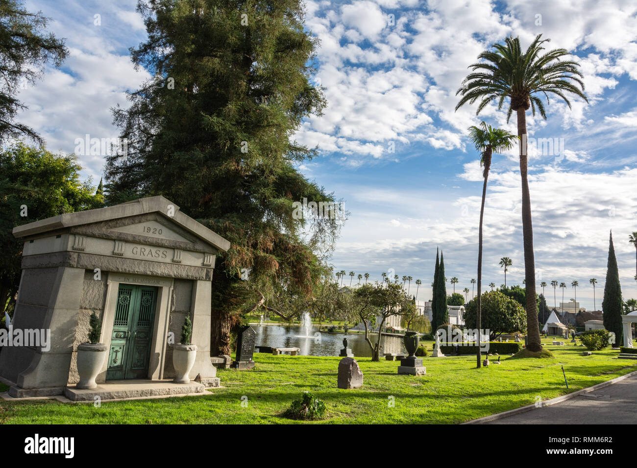 Los Angeles, California, Stati Uniti d'America - 7 gennaio 2017. Vista di Hollywood Forever Cemetery in Los Angeles, CA, con tombe e vegetazione. Foto Stock