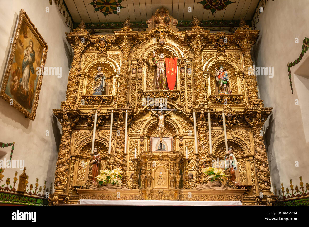 San Juan Capistrano, California, Stati Uniti d'America - 6 gennaio 2017. Altare della Cappella Serra presso la missione di San Juan Capistrano in California, con Foto Stock