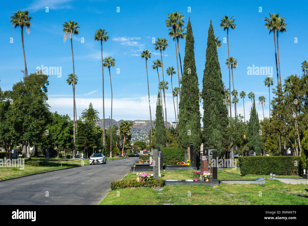 Los Angeles, California, Stati Uniti d'America - 8 gennaio 2017. Vista di Hollywood Forever Cemetery in Los Angeles, CA, con tombe, auto e Hollyw Foto Stock