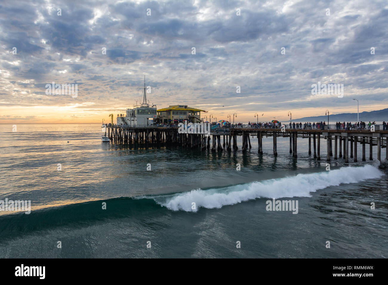 Santa Monica, California, Stati Uniti d'America - 8 gennaio 2017. Santa Monica Pier sulla spiaggia di Venezia in Santa Monica, con persone e commercia Foto Stock