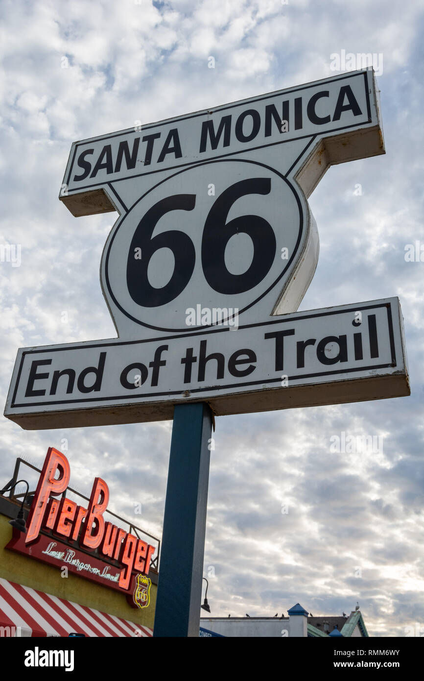 Santa Monica, California, Stati Uniti d'America - 8 gennaio 2017. Segno che segna la fine del percorso 66 trail in Santa Monica, CA. Foto Stock