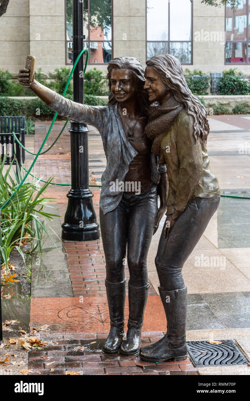 Sugar Land, Texas, Stati Uniti d'America - 16 gennaio 2017. Statua di due ragazze che posano per una foto selfie sulla Piazza Cittadina di Sugar Land, TX. Foto Stock