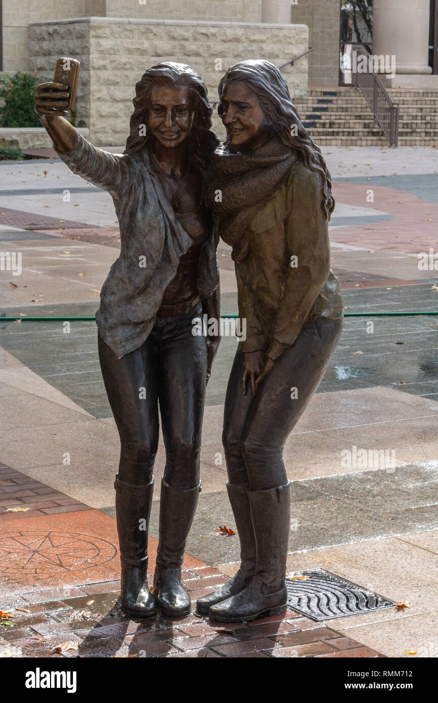 Sugar Land, Texas, Stati Uniti d'America - 16 gennaio 2017. Statua di due ragazze che posano per una foto selfie sulla Piazza Cittadina di Sugar Land, TX. Foto Stock