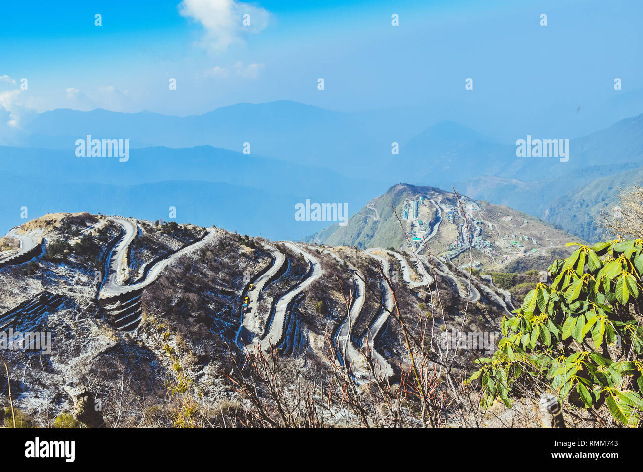 Un terreno accidentato del Himalaya inferiore in Oriente il Sikkim, Zuluk o Dzuluk, Thambi dal punto di vista. Strada tortuosa del 32 tornanti. Storica Via della Seta da Foto Stock