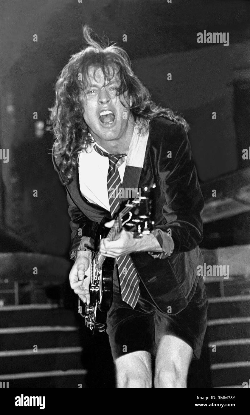 Ac Dc chitarrista Angus Young è mostrato esibirsi sul palco durante un 'live' aspetto di concerto. Foto Stock