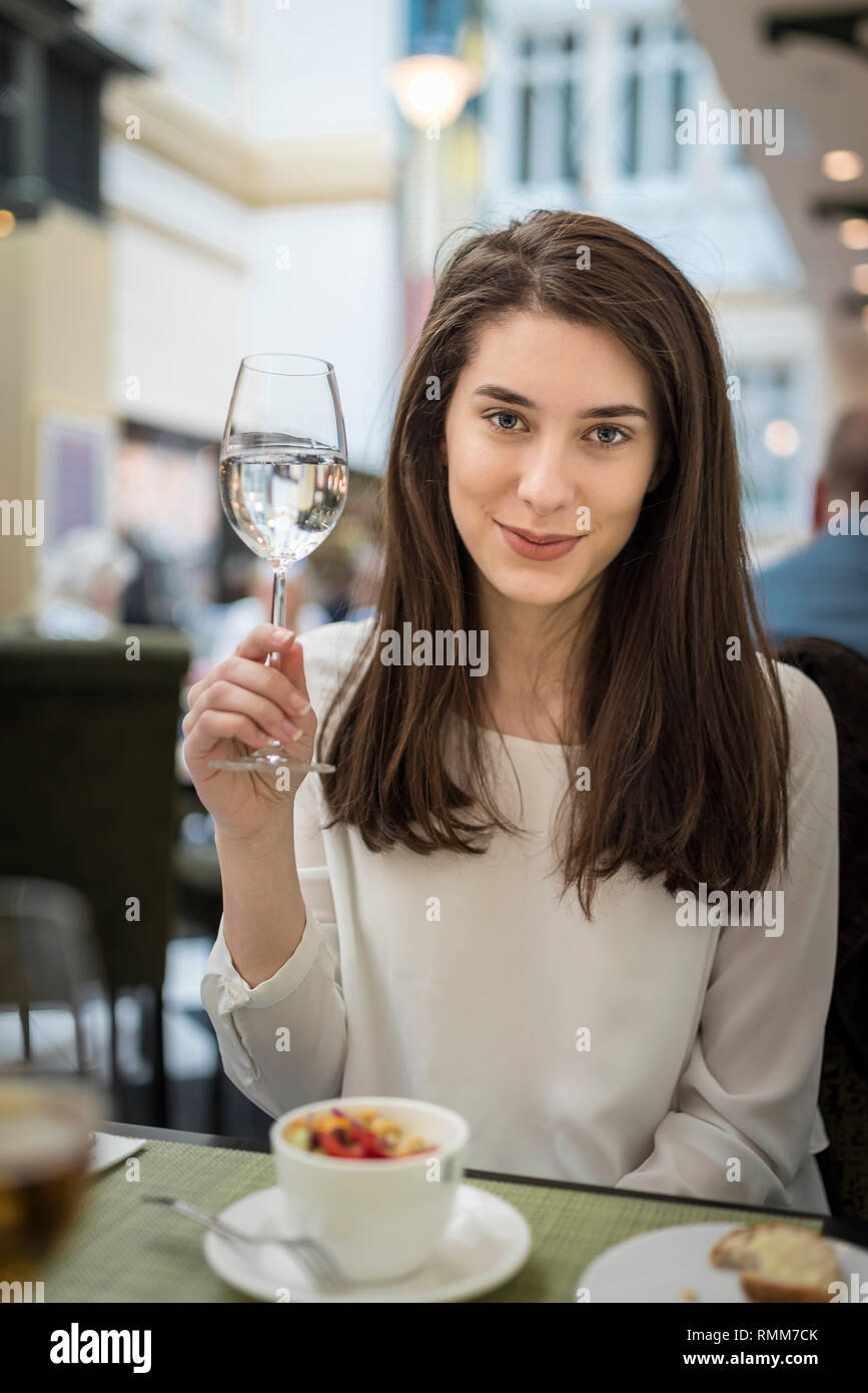 Donna in caffè Foto Stock