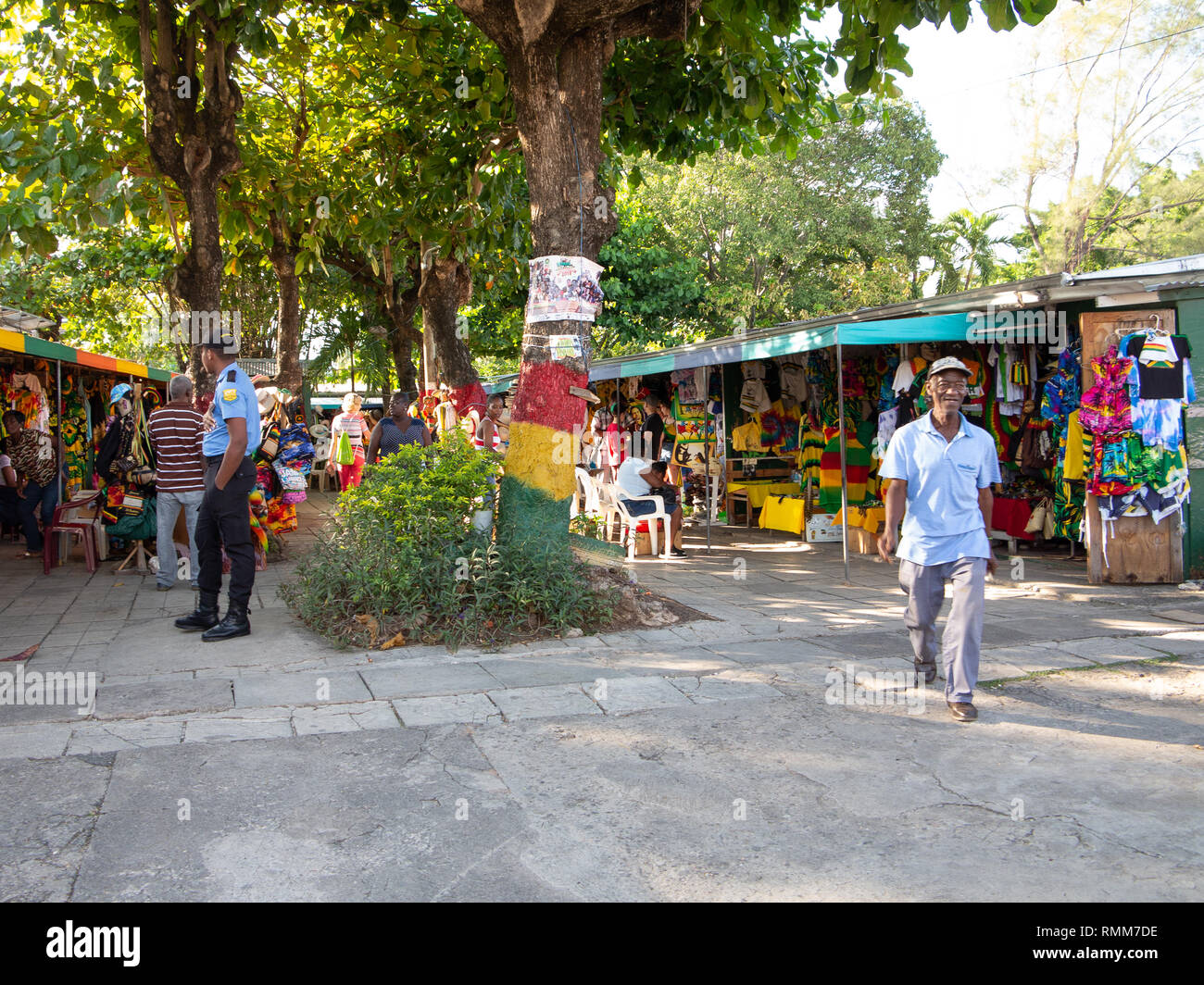 Ocho Rios Giamaica -1 Febbraio 2019: Mercato di artigianato in piccola crociera nei Caraibi destinazione Foto Stock