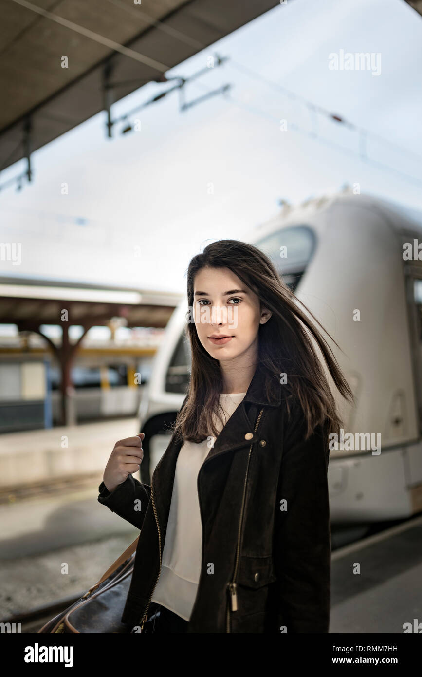 Donna alla stazione ferroviaria Foto Stock