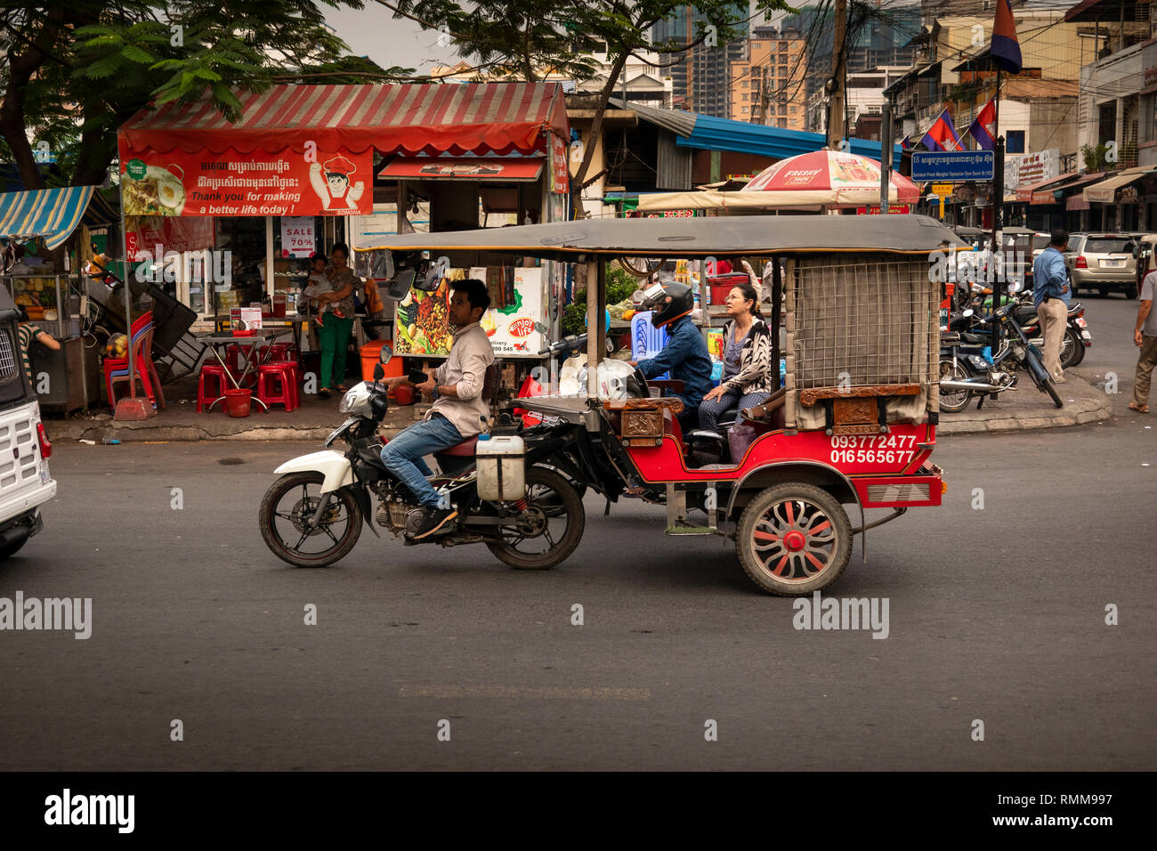 Cambogia, Phnom Penh, Chamkar Mon distretto, mercato russo, Phsar, Museo di Tuol Tom Poung, trasporti, moto-remork moto-taxi trainato Foto Stock