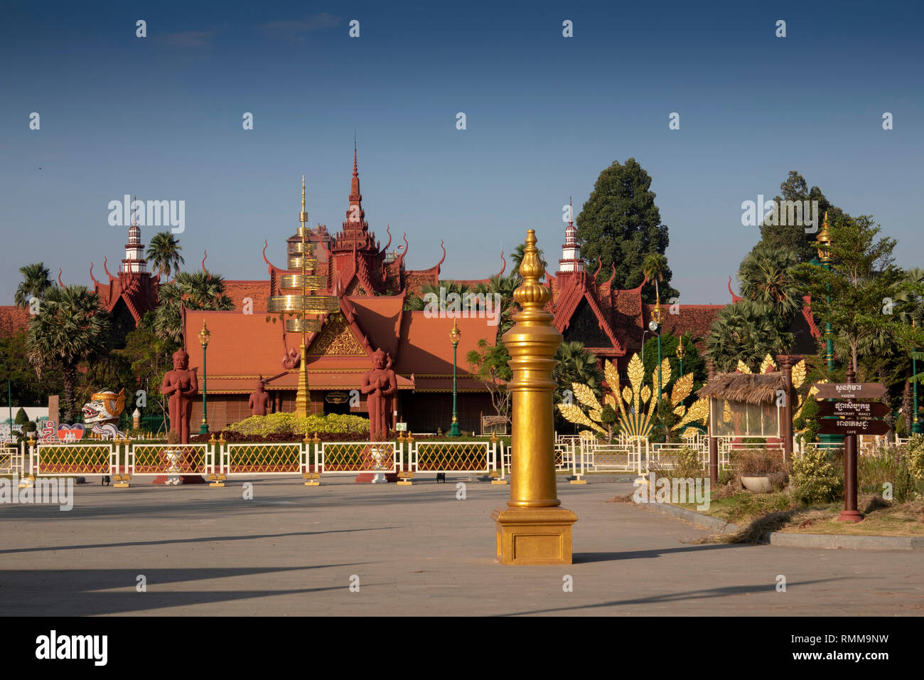 Cambogia, Phnom Penh, centro città, Street 19, Museo Nazionale da bovine Preah uomo square Foto Stock