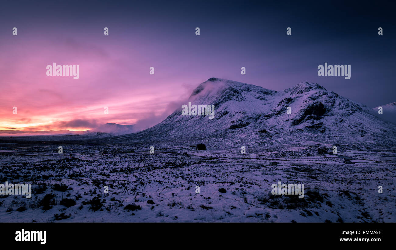 Sunrise neve invernale paesaggio montano di Glencoe, Scozia Foto Stock
