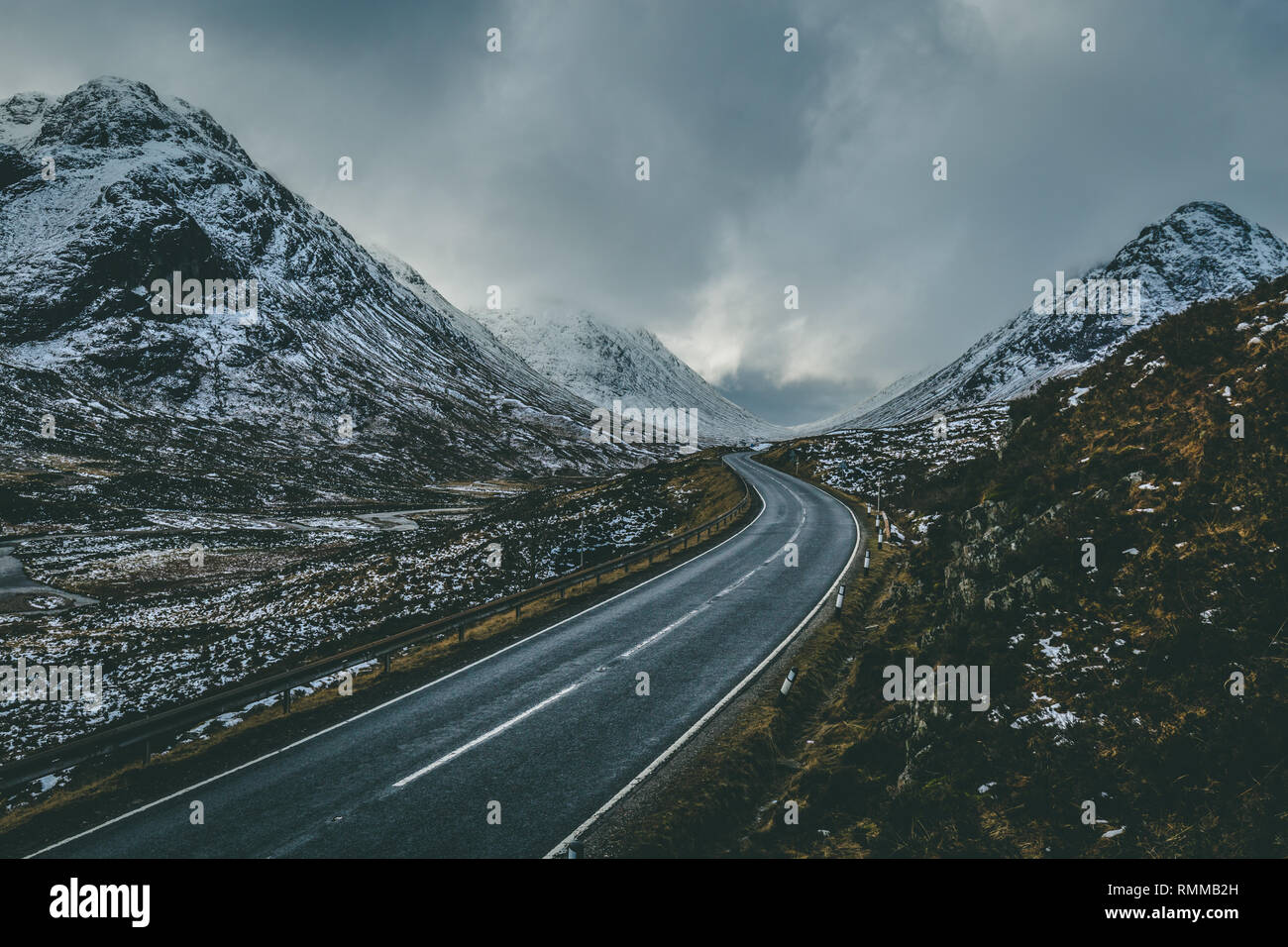 Aperta la strada alla neve paesaggio di montagna in Glencoe Scozia Scotland Foto Stock