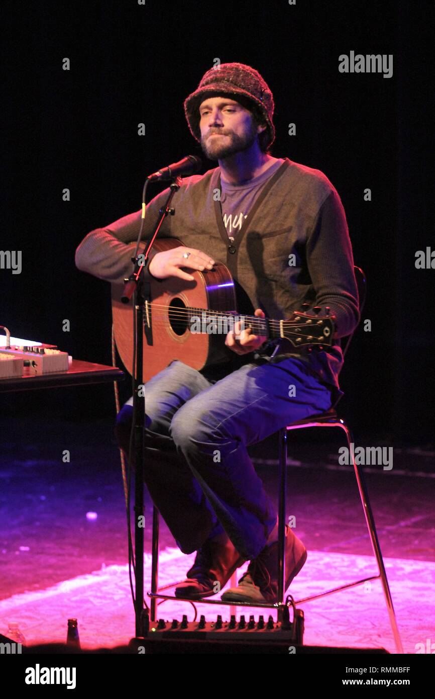 Cantante, compositore e chitarrista Ben Taylor è mostrato esibirsi sul palco durante un assolo di acustica e 'live' aspetto di concerto. Foto Stock