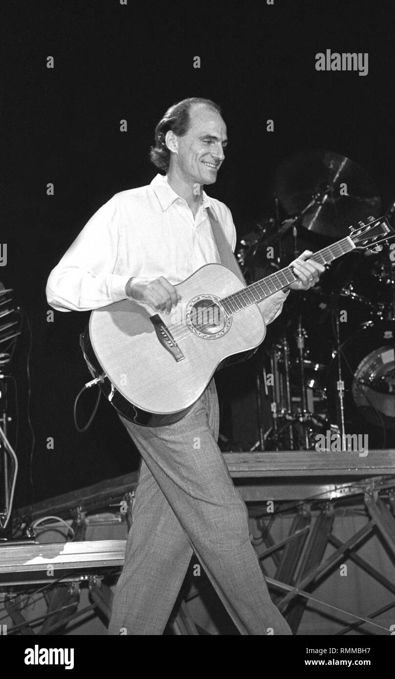 Cantante, compositore e chitarrista James Taylor è mostrato esibirsi sul palco durante 'live' aspetto di concerto. Foto Stock