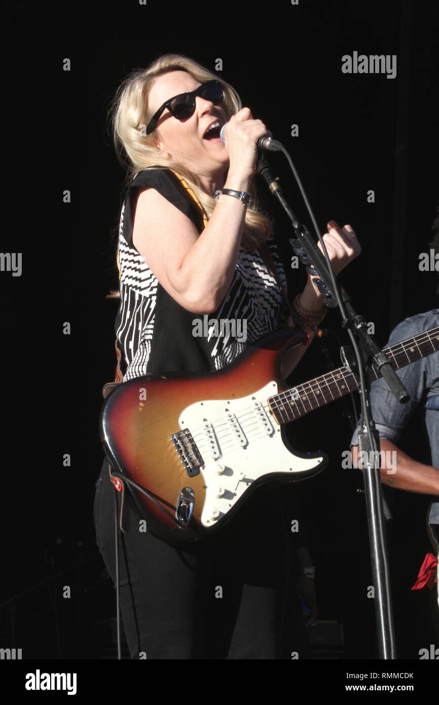 Cantante e chitarrista Susan Tedeschi è stato indicato di eseguire sul palco durante un 'live in concerto con il camion tedeschi Band. Foto Stock