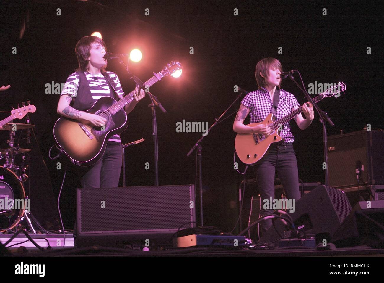 Il cantante canadese parolieri e gemelli identici Tegan Quin e Sara Quin, delle indie rock band di Tegan e Sara, sono mostrati esibirsi sul palco durante un 'live' aspetto di concerto. Foto Stock