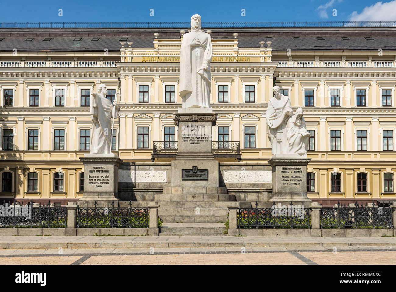 Kiev, Ucraina - 18 agosto 2013: Monumento alla Principessa Olga, Apostolo Andrea, Cirillo e Metodio a Kiev (Kiev), l'Ucraina. Foto Stock
