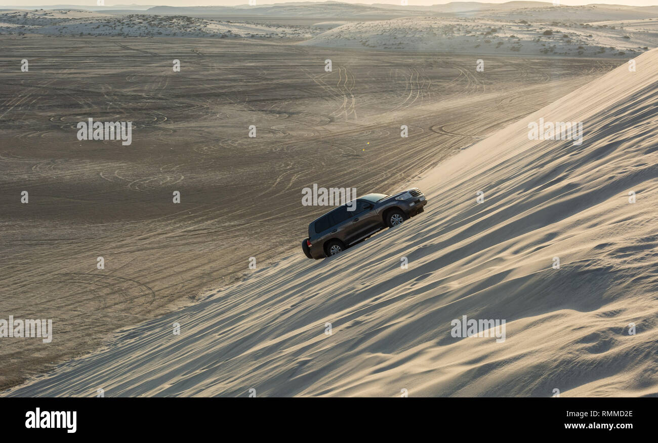 Khor Al Adaid, Qatar - 5 novembre 2016. Veicolo 4WD guida su una duna di sabbia in Khor Al Adaid deserto in Qatar. Foto Stock