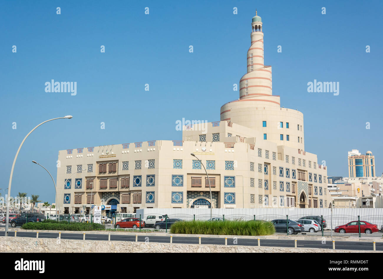 Doha, Qatar - 3 novembre 2016. Vista di Abdulla Bin Zaid Al Mahmoud centro culturale islamico (Fanar) a Doha, con vetture. Foto Stock