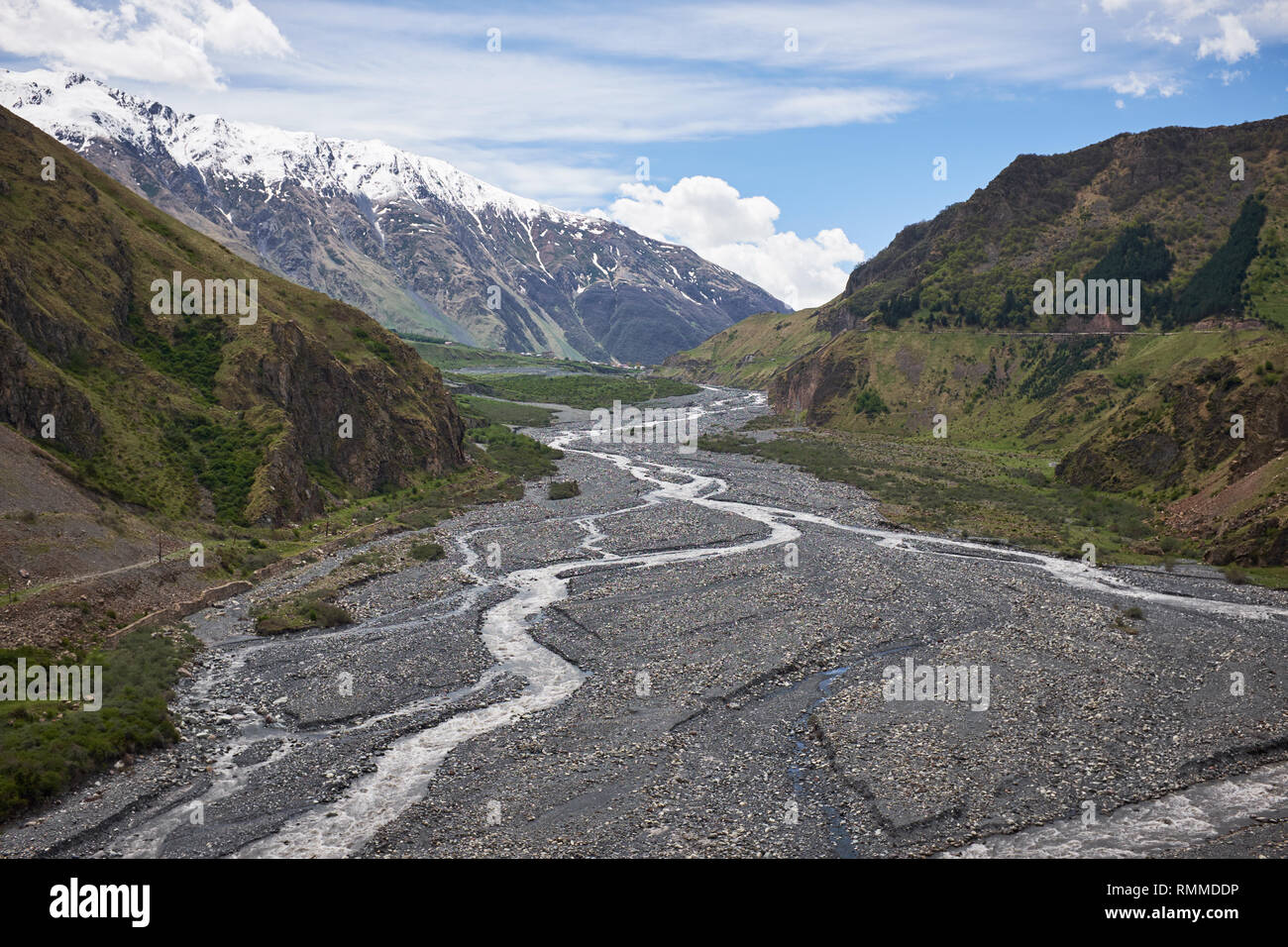 Paesaggio di una valle di una valle di montagna, montagne sullo sfondo del fiume di montagna, Georgia, nel Caucaso Foto Stock