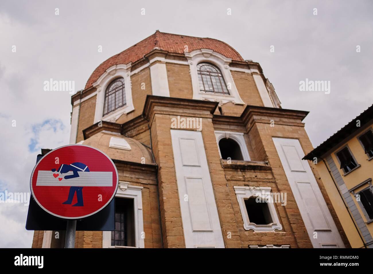 Divertenti segni di traffico, Firenze, Italy-March 30, 2018: Nessuna voce e Dead End street segni nelle strade di Firenze erano animati da un artista locale vivace Foto Stock