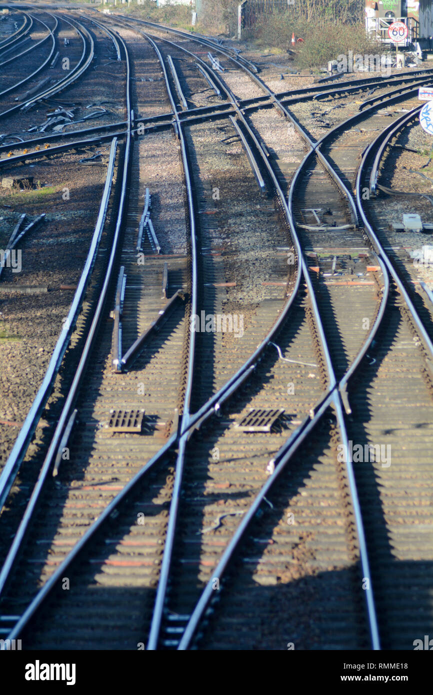 Linee ferroviarie al di fuori della stazione Barnes, London, SW13, Regno Unito Foto Stock