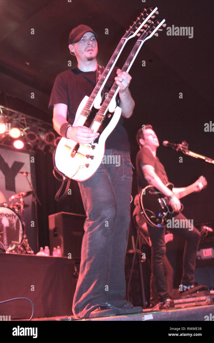 Il chitarrista Dave Brenner del post grunge rock band la teoria di un uomo morto è mostrato esibirsi sul palco durante un 'live' aspetto di concerto. Foto Stock