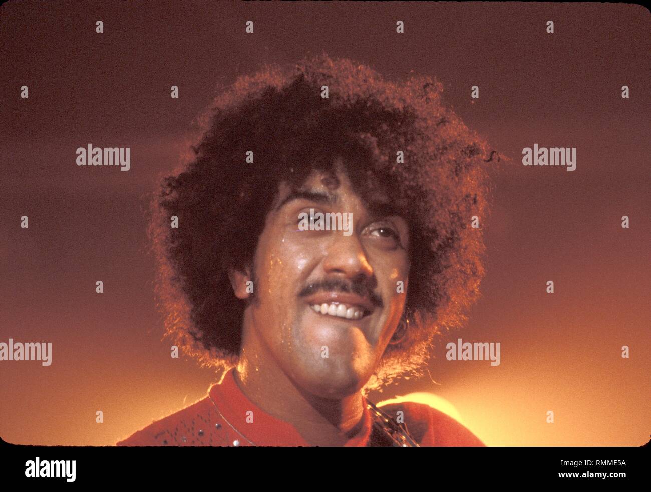 Cantante, compositore e bassista Phil Lynott hard rock band Thin Lizzy è mostrato esibirsi sul palco durante un 'live' aspetto di concerto. Foto Stock