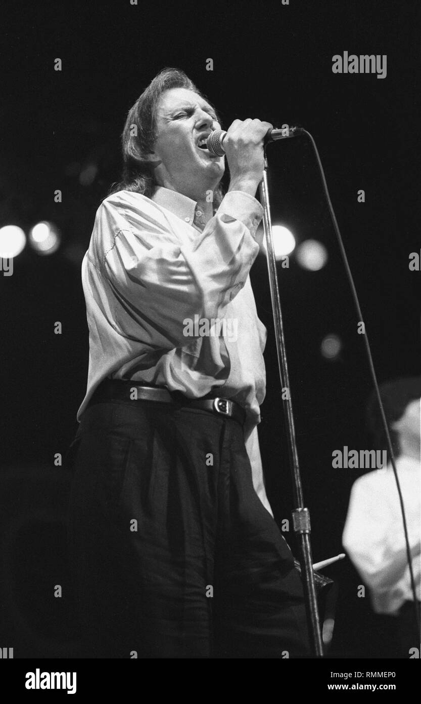 Un cantante della rock band tre notte del cane è mostrato esibirsi sul palco durante un 'live' aspetto di concerto. Foto Stock