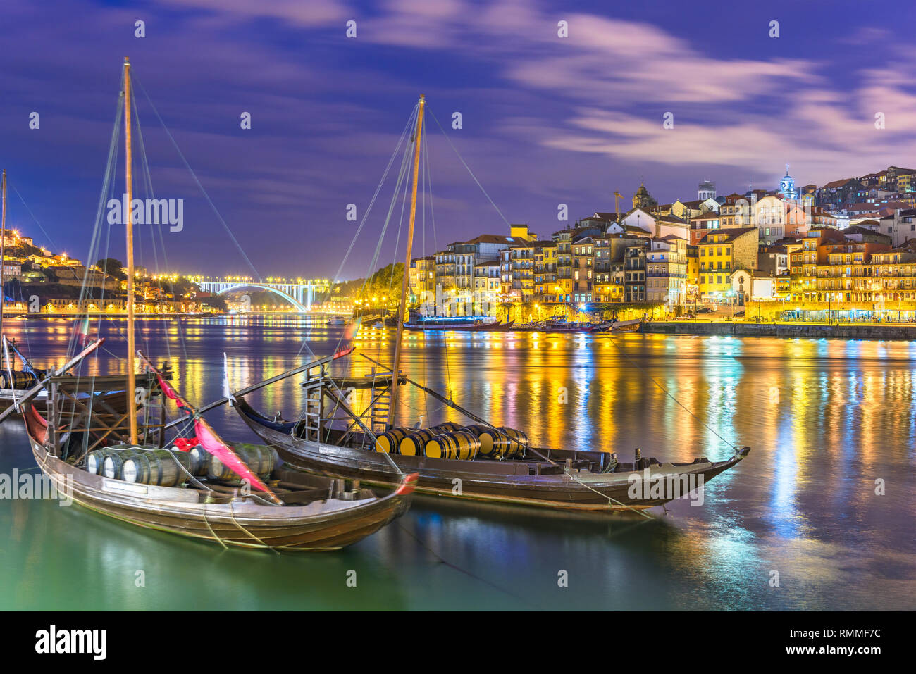 Porto, Portogallo cityscape sul fiume Douro di notte. Foto Stock