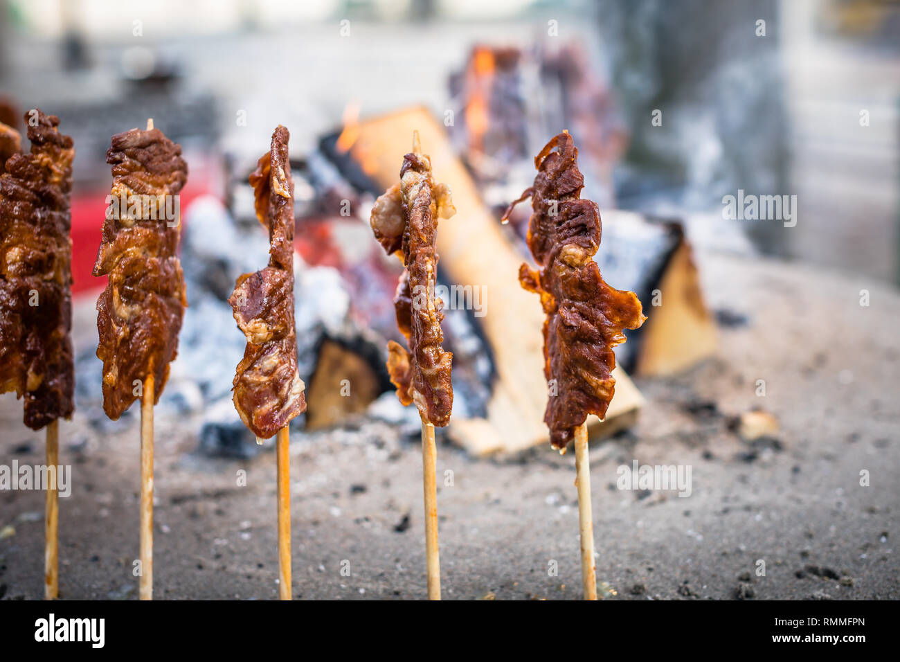 Carne alla griglia su bastoni in stallo del mercato, Ginevra, Svizzera Foto Stock