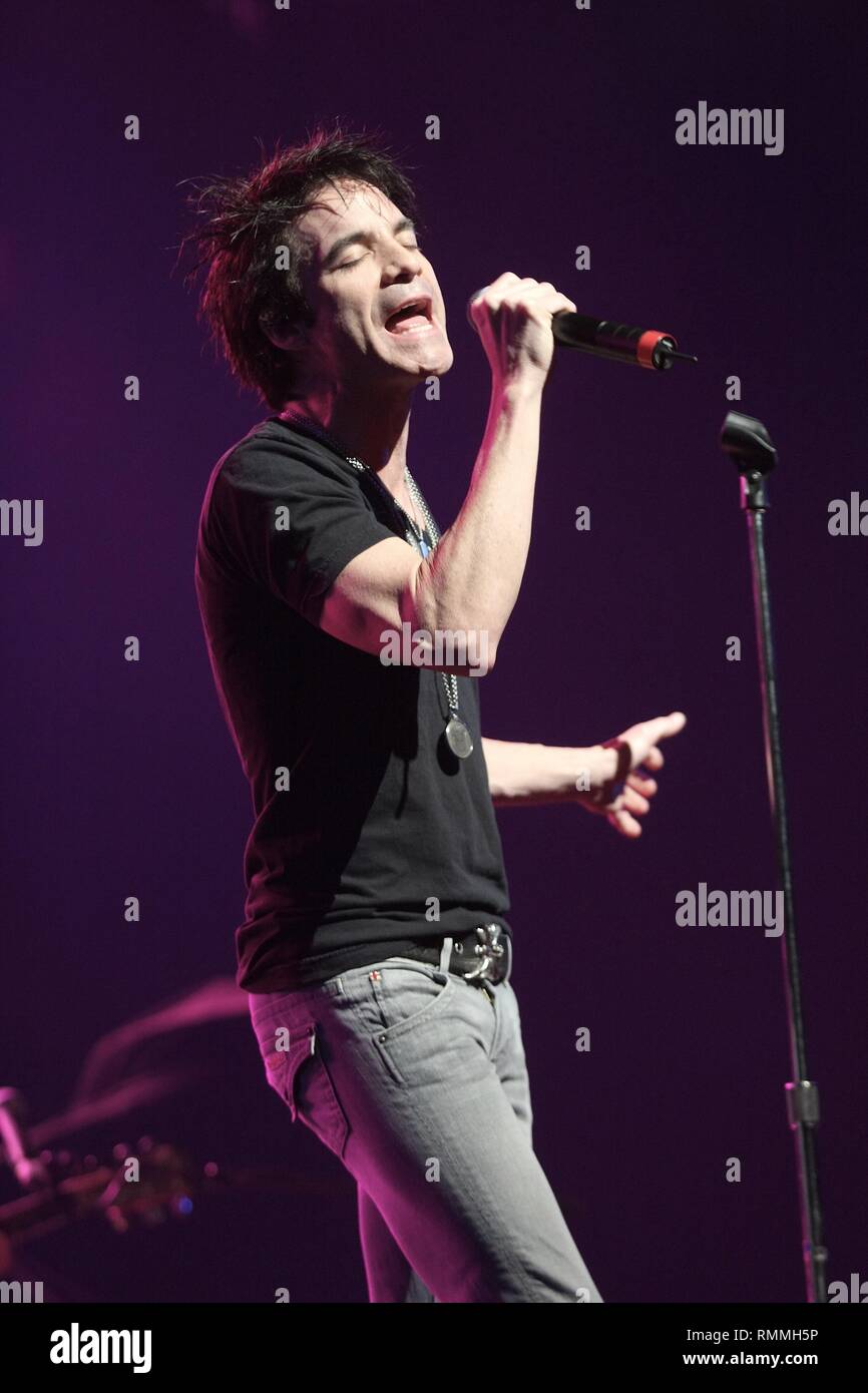 Il cantante Patrick Monahan dei Grammy Award winning rock band di treno è mostrato esibirsi sul palco durante un 'live' aspetto di concerto. Foto Stock