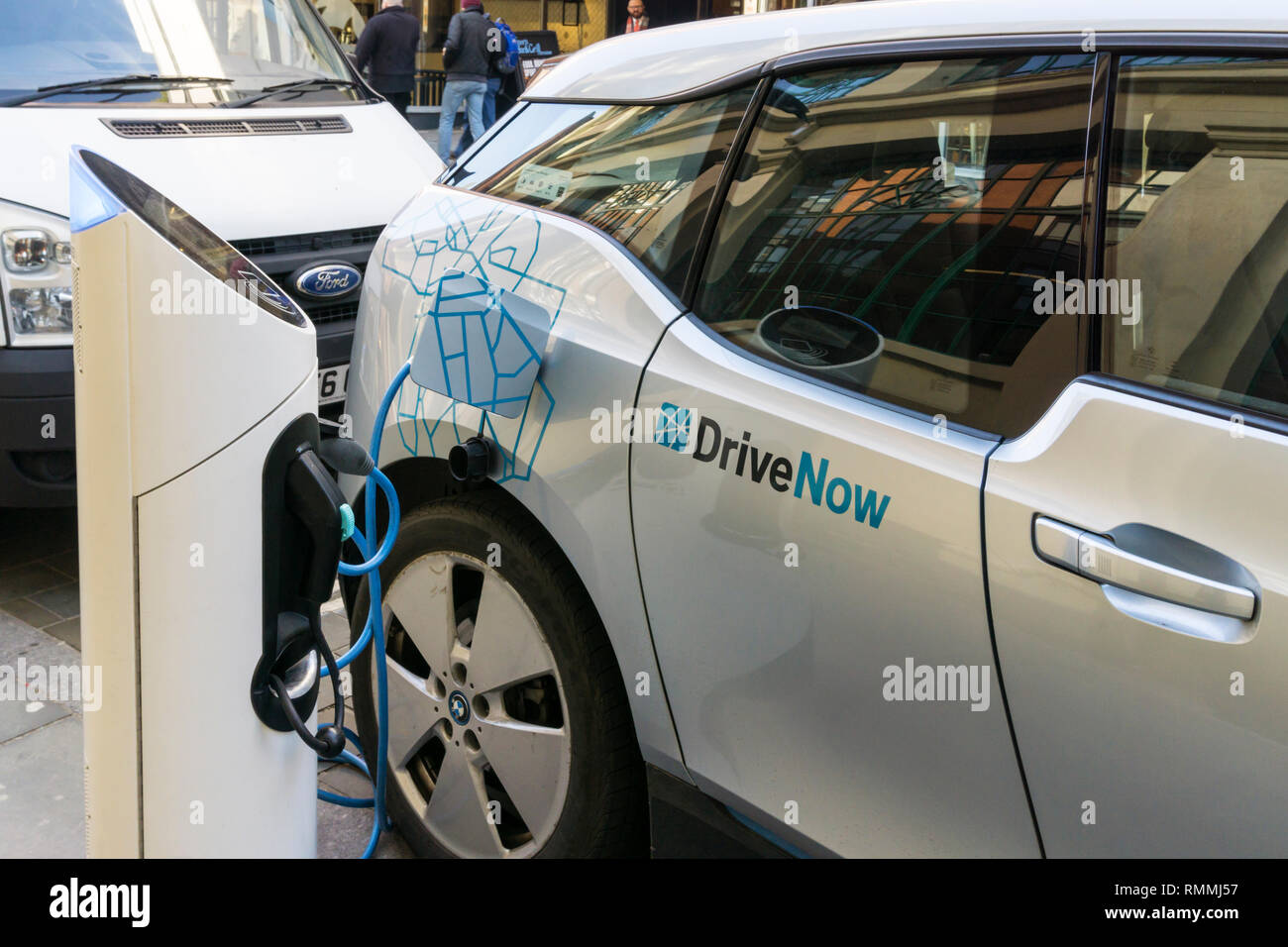 Una unità ora Car Sharing BMW i3 auto elettrica essendo caricato in corrispondenza di un punto di carica nel centro di Londra. Foto Stock