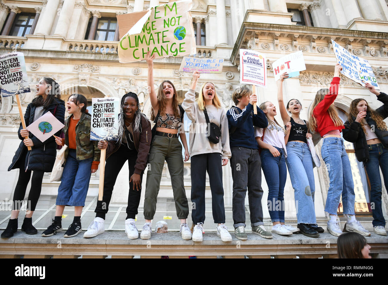Gli studenti della gioventù Strike 4 movimento del clima in Whitehall durante un cambiamento climatico protesta in Westminster, Londra. Foto Stock