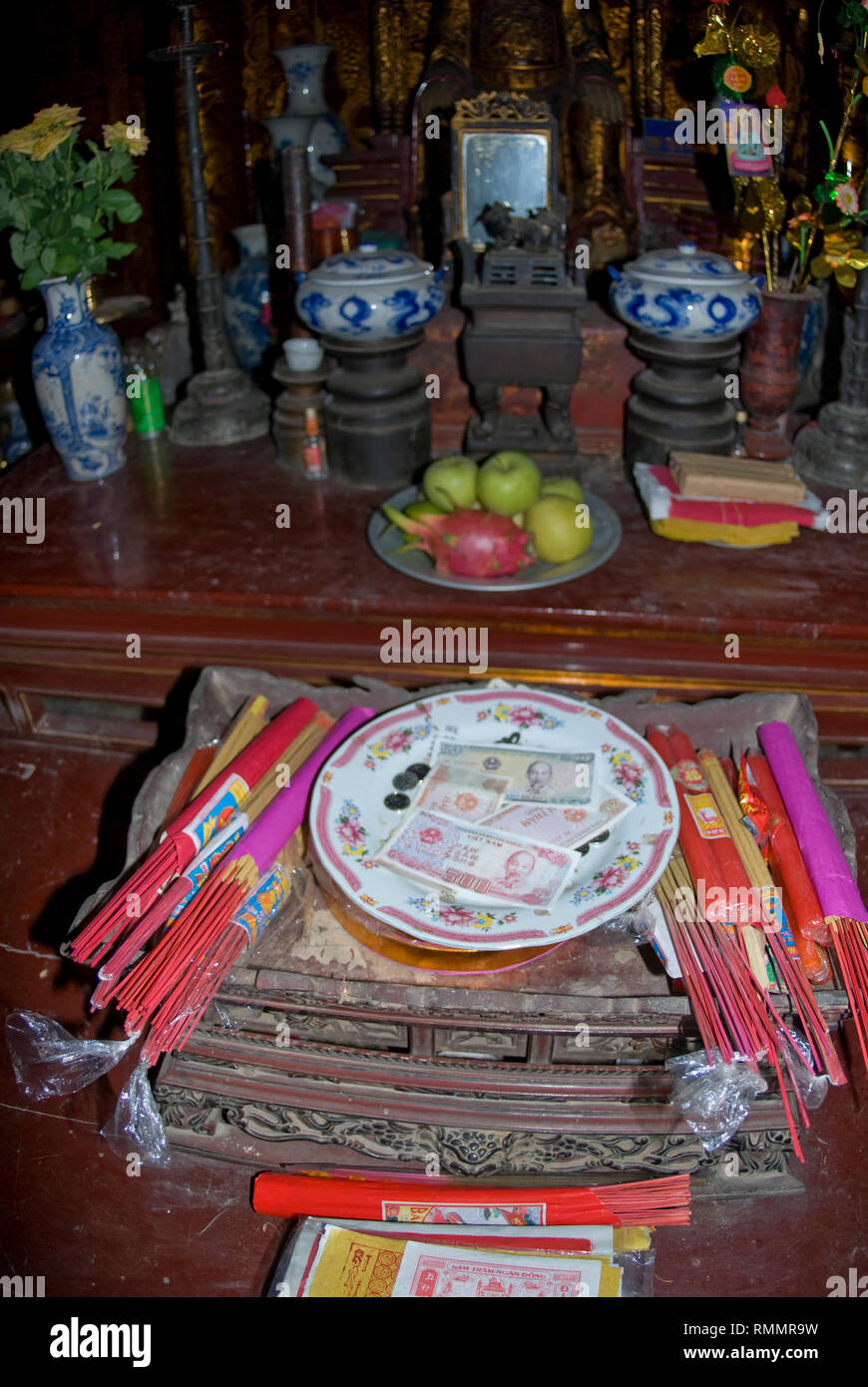 Offerta con denaro vietnamita, incenso e frutta, vicino a Perfume Pagoda, Chua Huong, vicino Hanoi, Vietnam Foto Stock