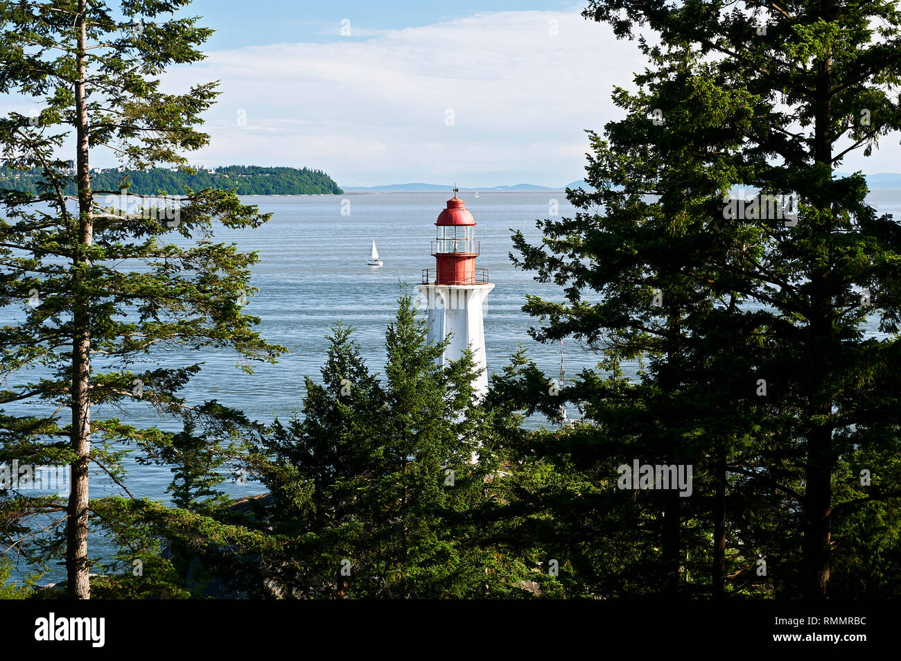 West Vancouver, B.C., Vancouver - Giugno 25, 2012: vista al punto Arkinson faro, raggiunto da trekking Il Valley Trail nel parco del faro Foto Stock