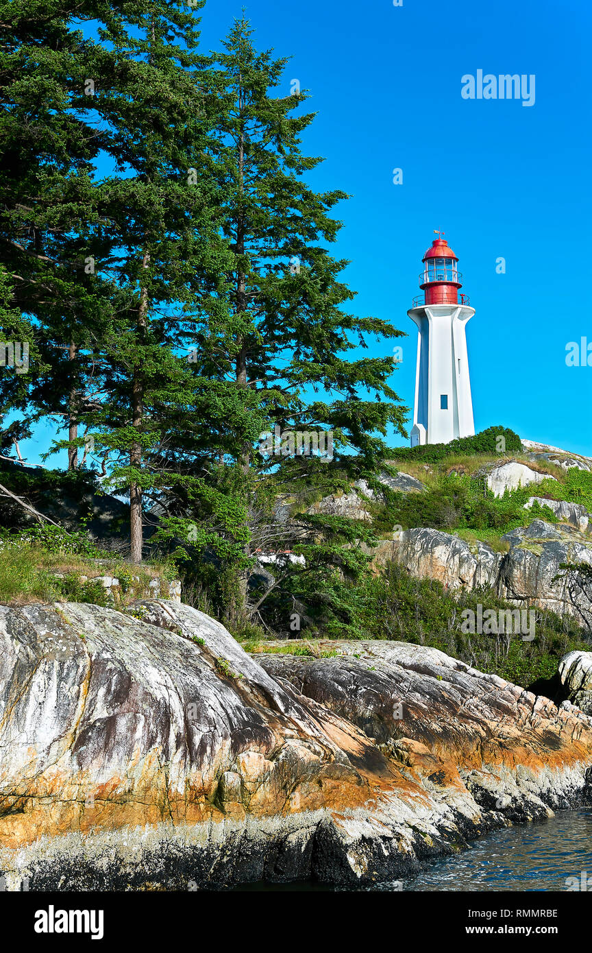 West Vancouver, B.C., Vancouver - Giugno 25, 2012: vista al punto Arkinson faro, raggiunto da trekking Il Valley Trail nel parco del faro Foto Stock