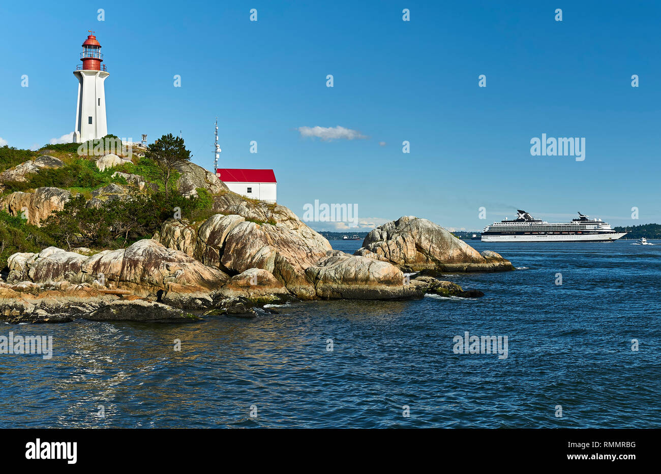West Vancouver, B.C., Vancouver - Giugno 25, 2012: vista al punto Arkinson Faro Faro interno Park, con una nave da crociera in background Foto Stock